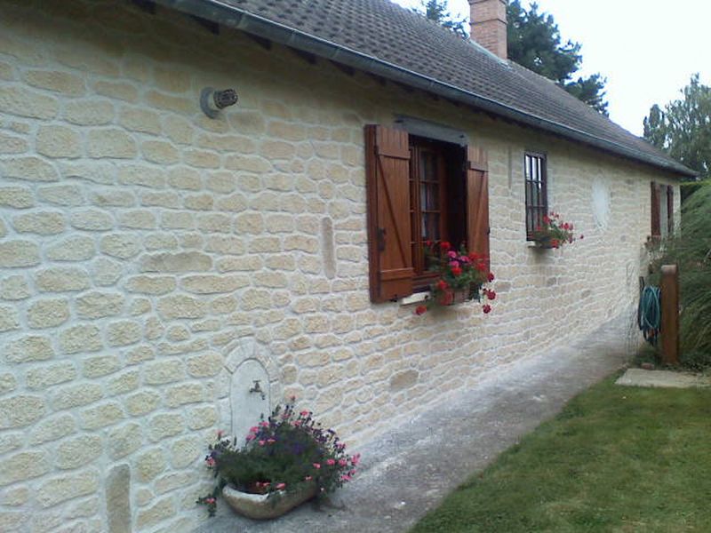 Joint à la chaux, façade en pierre à Bernot